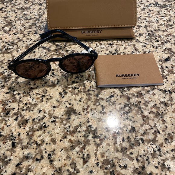 Burberry Unisex Round Sunglasses B4280 Black Frame with Brown Lenses New w/ Flaw - Picture 2 of 16